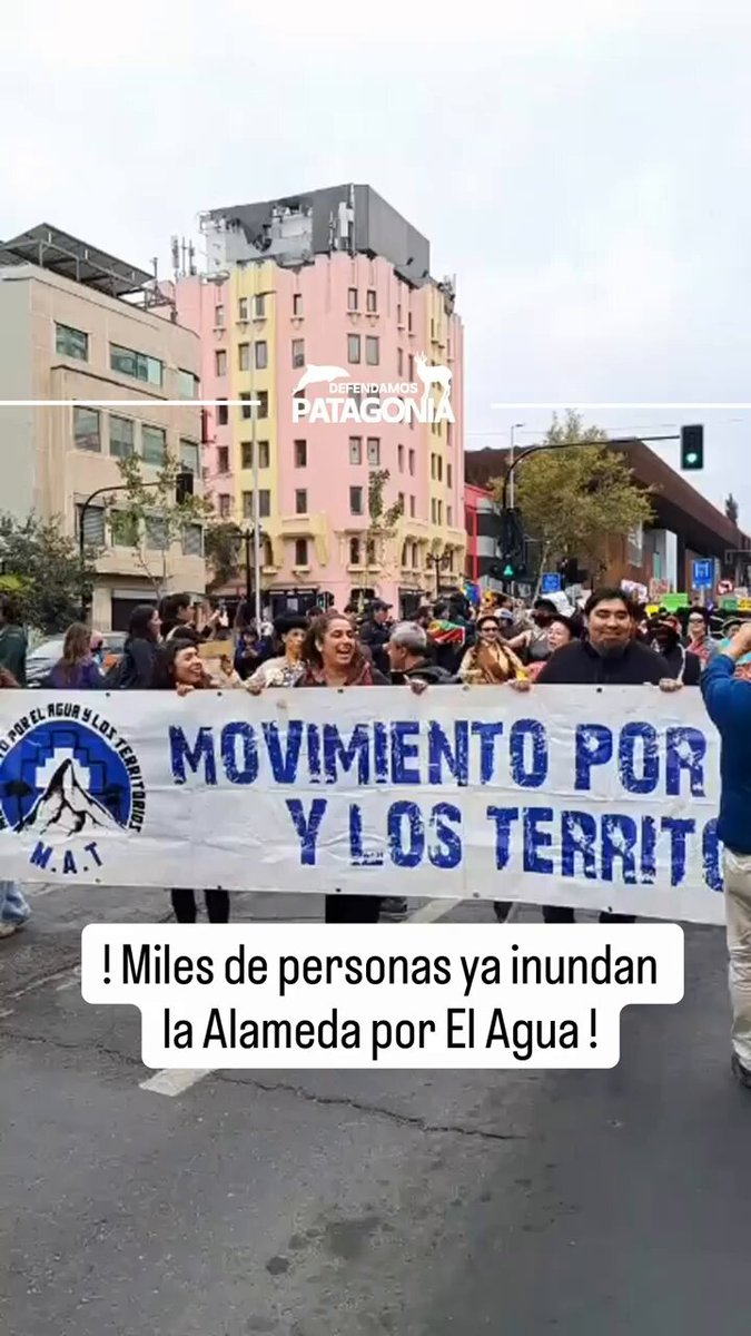 Ya se va inundando la Alameda en la capital de Chile !!! Primera marcha masiva del año y es por EL AGUA, la naturaleza y la vida ! Qué emoción reencontrarse por tan nobles objetivos 😃👏🏼👏🏼😃