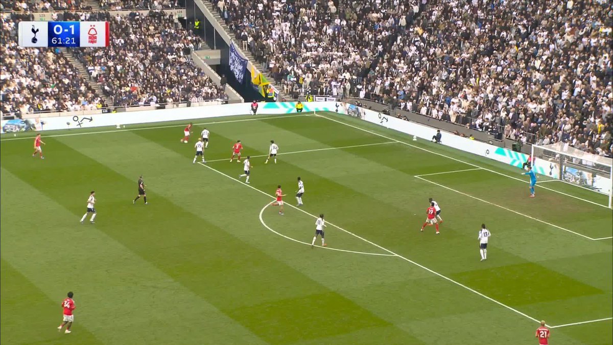 Morgan Gibbs-White doubles Forest's lead as Vicario can't keep it out! 😮