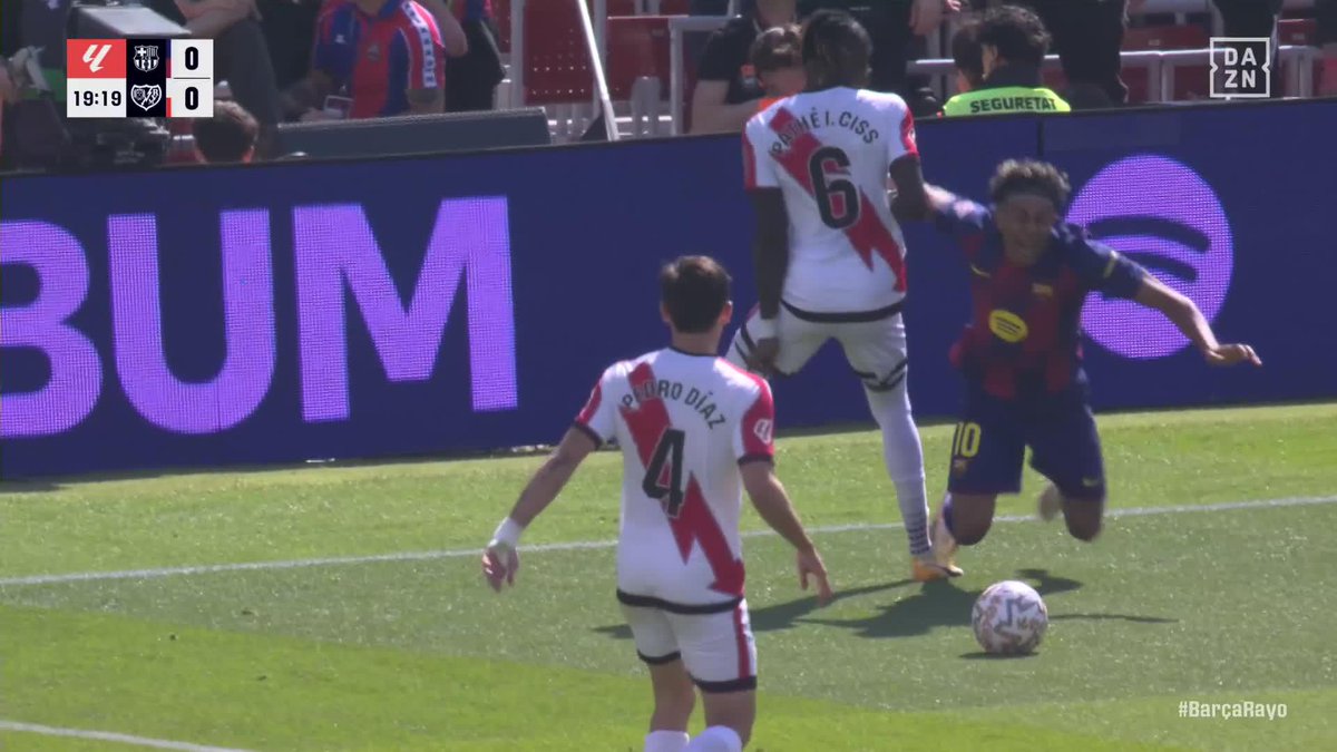 ⚽️ #BarçaRayo ⌚️ Min. 18 💥 El Barça reclama penalti 🔎 Lamine intenta forzar el contacto con Pathé Ciss para pescar el penalti 👎 Cada día que pasa, se parece más a Vinicius con los piscinazos, debe corregir esta actitud ✅ No es penalti 🎥 DAZN España