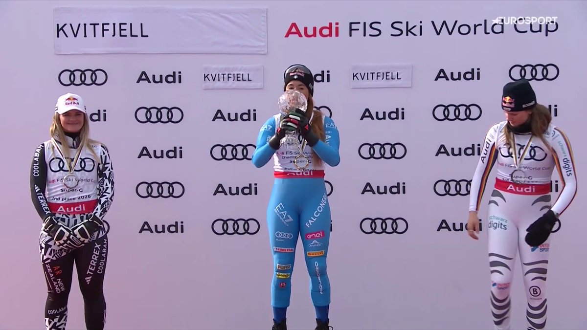 Tra il freddo e l'emozione, Sofia Goggia si gode la sua coppa sul podio. Ma quanto è bello questo momento? 🥹💙 #AlpineSkiing #FISAlpine #Goggia
