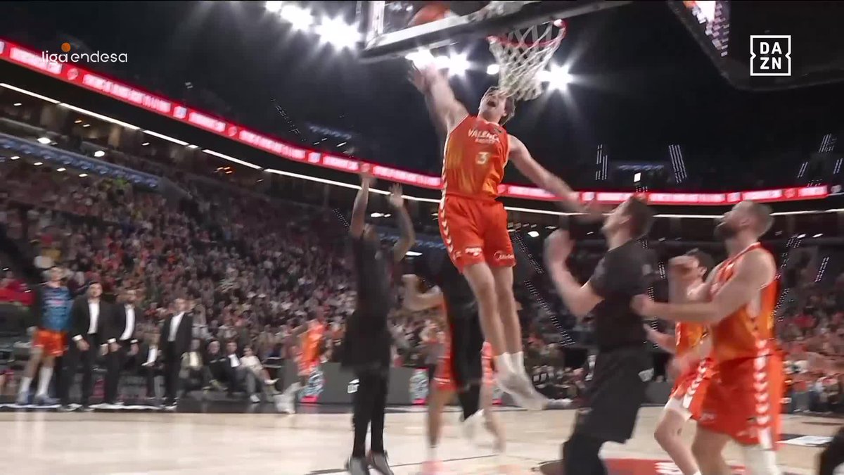 👨‍🏫 Aquí, un sencillísimo tutorial por cortesía de NATE REUVERS para aprender a que una pelotita no se salga del aro. BRRRRRRRRRRR, MATADOR 😠 📺 DAZN España | #LigaEndesa Valencia Basket Club