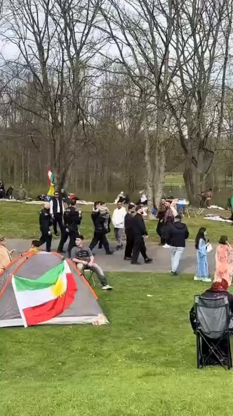 Kürtler Newroz’u Kürdistan’da baskı, şiddet, kaçırılma ve devletlerin silah tehdidi altında kutlamak zorunda kalırken, binlerce kilometre ötede Bonn’da Alman polisinin Kürt çocuklarını omuzlarında taşıyıp şefkat ve güvenle yaklaşması unutulmayacak 1 tabloydu. Teşekkürler Almanya.