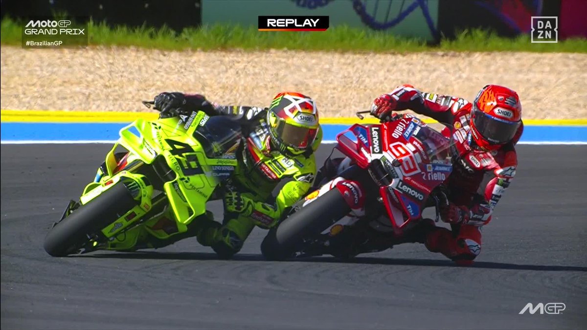 ¿Había hueco? ¡HABÍA HUECO! 😳 Marc Márquez se tiró con todo con Di Giannantonio... hasta el punto de tocarse 🥵 Aunque Fabio terminó por delante, completando el podio 🥉 #BrazilianGP 🇧🇷 #MotoGP 🏁 🔗