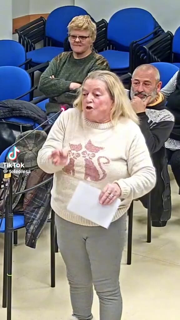 Regidor de la CUP de Olesa de Montserrat manda callar a vecina que explica que es rico de familia y va a la sanidad privada. Anticapitalistas con tus impuestos.