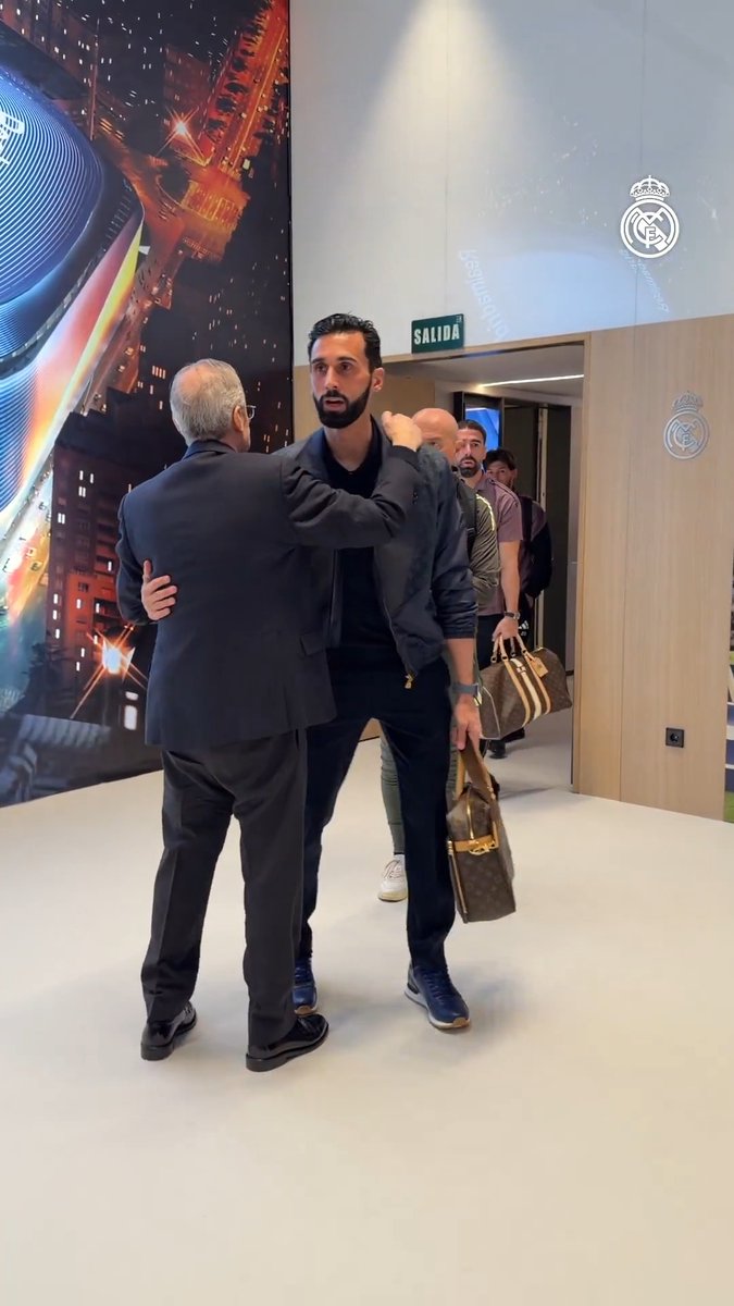 🤝 The president greeted the team upon their arrival at the Bernabéu!