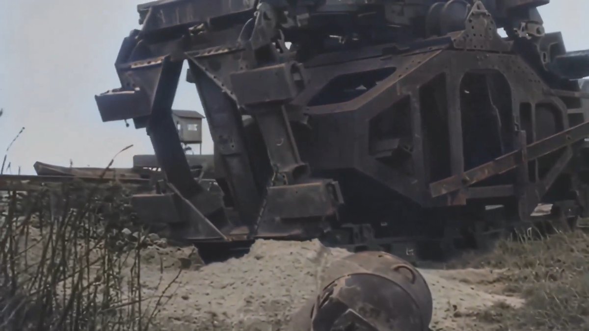 Back from the days we rivited stuff together until it looked cool. The Boirault machine was tested by the French Army in 1915. Engineer Louis Boirault designed it to breach trenches and crush barbed wire using a giant rotating frame of six metal segments powered by an 80-horsepower petrol engine. The 30-ton prototype reached about 2 mph with a two-man crew. It was rejected after trials for being far too slow and vulnerable to artillery.👀