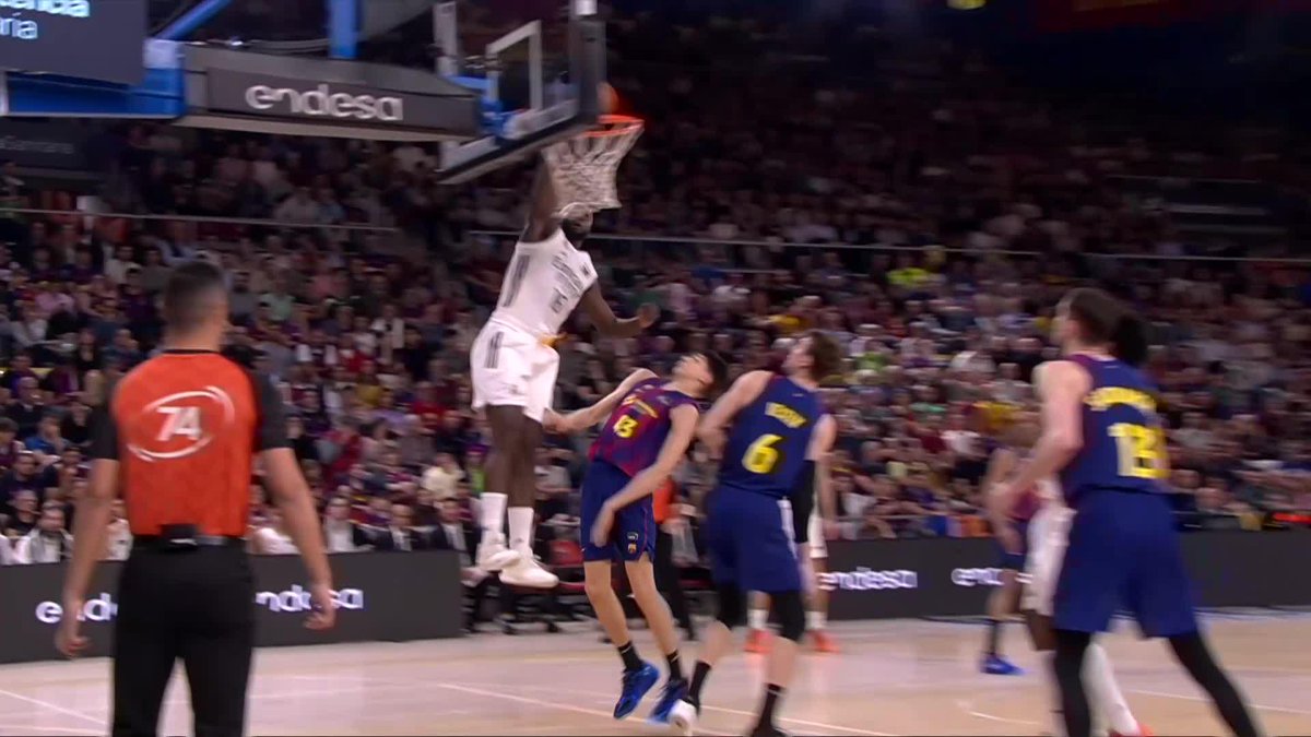Nueva paliza del Madrid de Baloncesto ante el Barรงa y la magia del Palau. 11 victorias en los รบltimos 12 Clรกsicos para los madridistas, que jugaron con suplentes gran parte del partido. Destacados Campazzo y Procida, รฉste รบltimo pidiendo minutos a gritos.