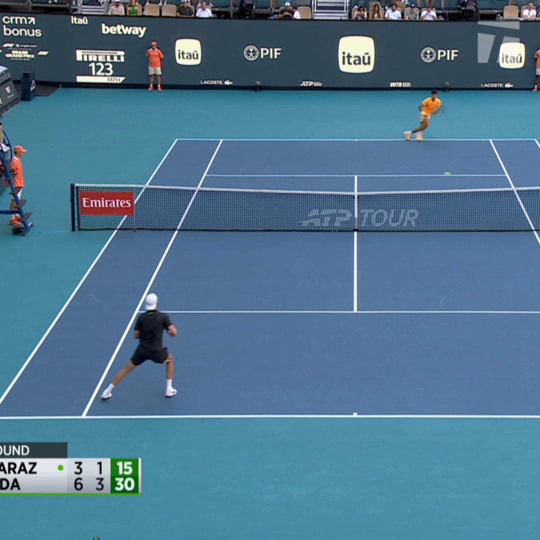 This shot from Carlos Alcaraz left Jim Courier speechless 🫢 Any physicists able to explain this one to us? 😅 #MiamiOpen