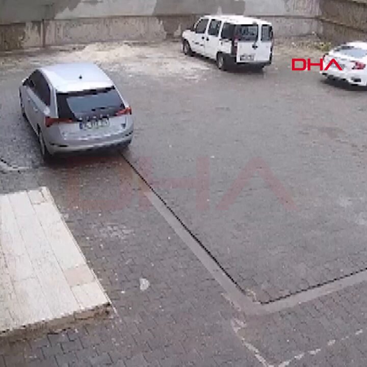 🔵 Şanlıurfa’da etkili olan sağanak yağışta bir binaya ait istinat duvarı çöktü.
