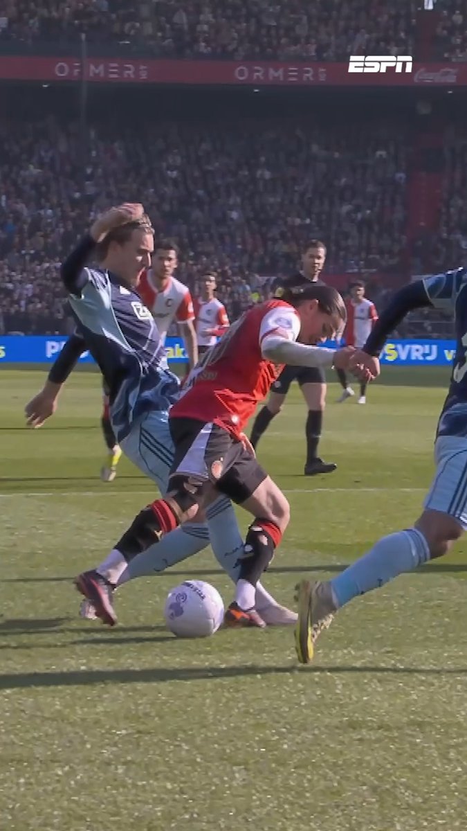 Had Feyenoord nog een penalty verdiend tegen Ajax? 👀🟨 #feyaja