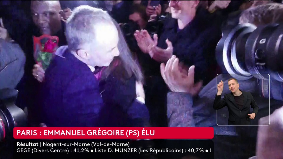 🚲 Après son tour à Vélib', Emmanuel Grégoire (PS) est accueilli chaleureusement devenant l'Hôtel de Ville à Paris par la maire sortante, Anne Hidalgo.