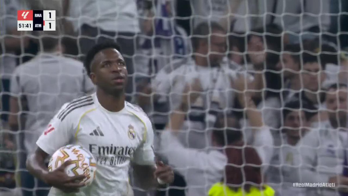 Vini Jr. equalizes from the spot in the Madrid Derby ‼️