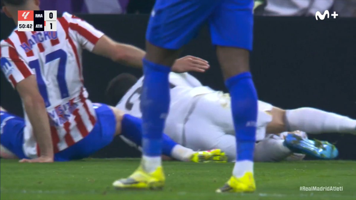 La acción del penalti señalado a Hancko. #LaCasaDelFútbol #LALIGAEASPORTS