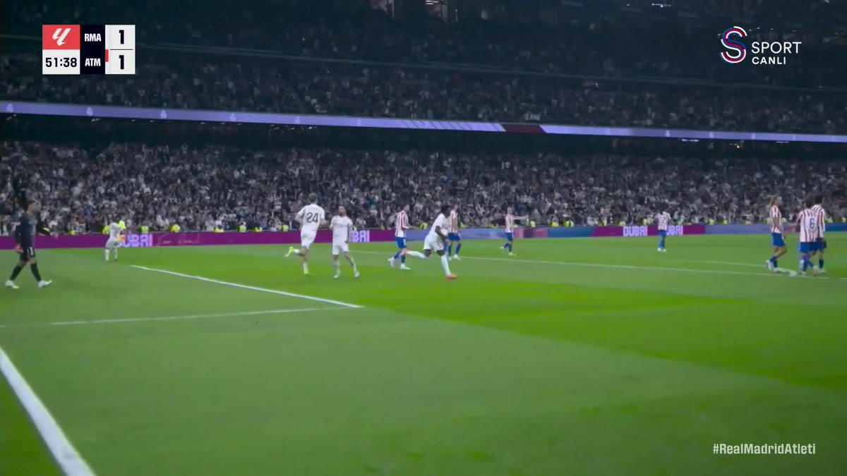 Vinicius, top ve kaleciyi farklı köşelere yolladı. Real, derbide durumu 1-1'e getirdi.