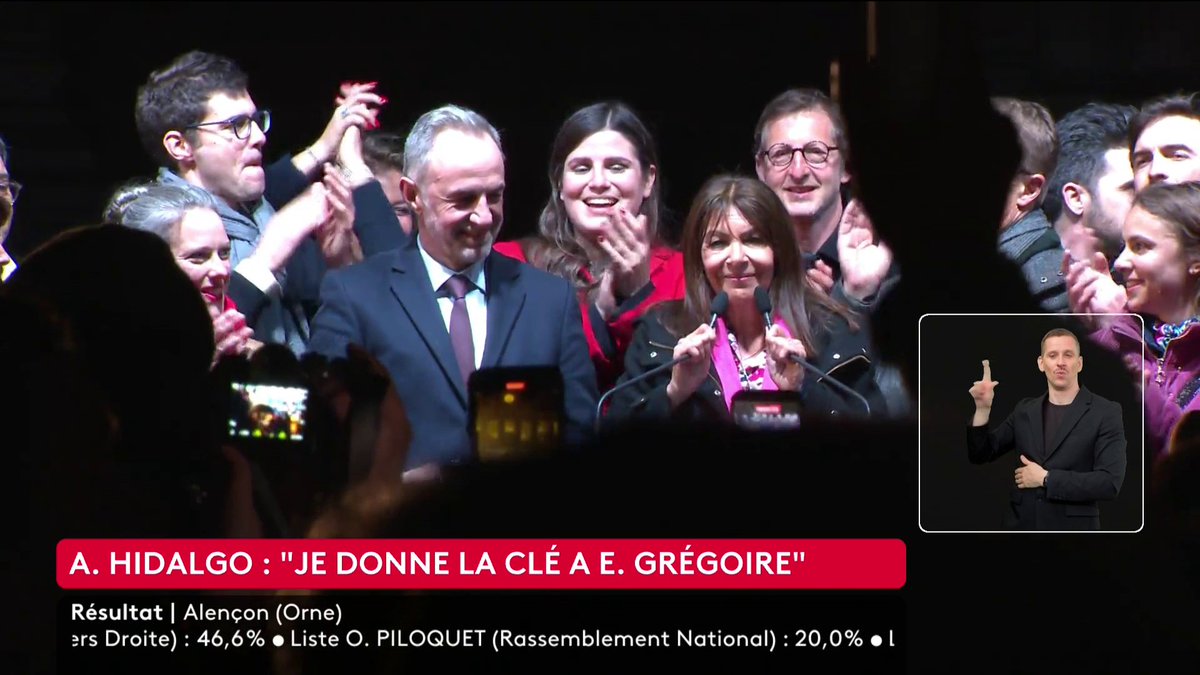 🔴 🗣 Anne Hidalgo : "Il y a 25 ans, les Parisiens sont venus et ont brandi des clés, alors aujourd'hui, je donne la clé de la Ville à Emmanuel Grégoire", salue la maire sortante depuis l'Hôtel de Ville.