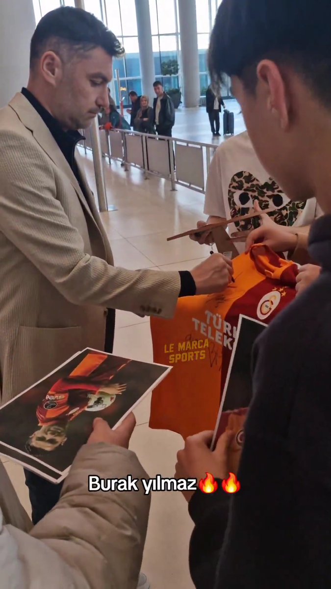 Burak Yılmaz, Galatasaray formasıyla fotoğraflarının bulunduğu posterleri ve o dönemki Galatasaray formasını imzaladı.
