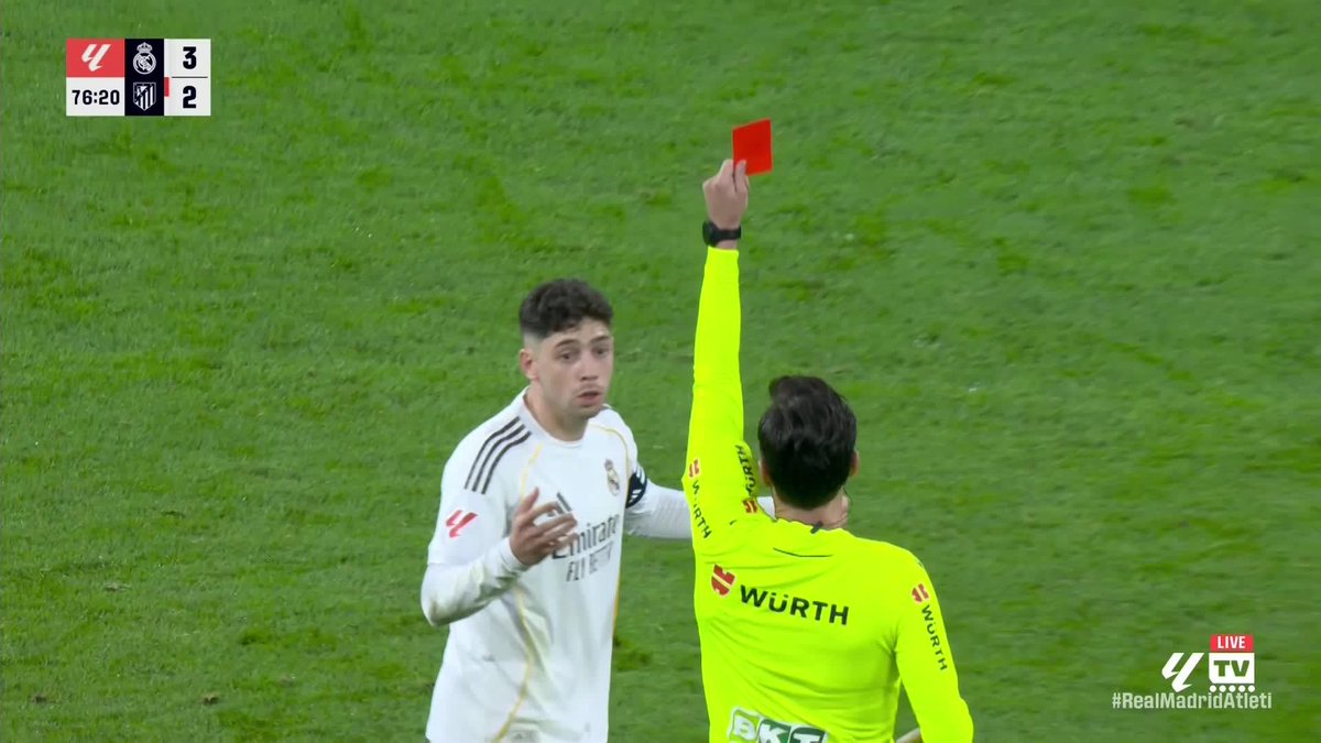 A straight red for Fede Valverde has Real Madrid down to 10 men 🟥 The twists and turns keep coming in this game 👀 𝑃𝑟𝑒𝑠𝑒𝑛𝑡𝑒𝑑 𝑏𝑦 SBK | 18+ | 𝑃𝑙𝑒𝑎𝑠𝑒 𝐺𝑎𝑚𝑏𝑙𝑒 𝑅𝑒𝑠𝑝𝑜𝑛𝑠𝑖𝑏𝑙𝑦
