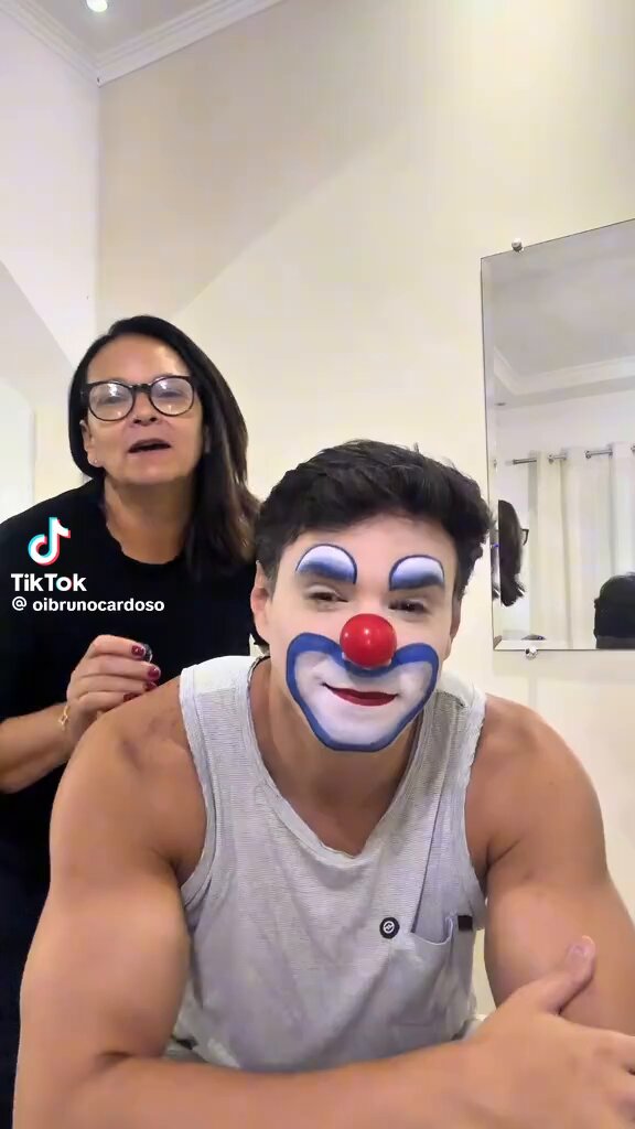 a mãe divulgando o filho que é palhaço kkkkkkkkkkkkkkkkkkkkkkk