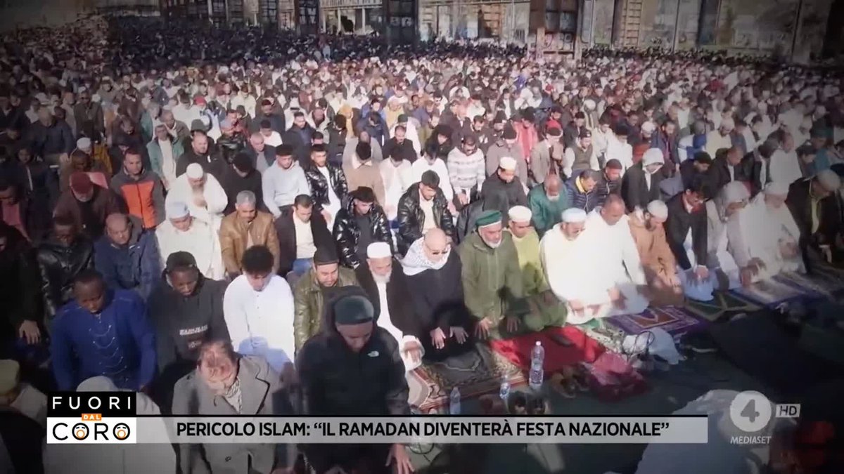 "Un giorno vinceremo, come è scritto nel Corano, e torneremo tutti musulmani come siamo nati" Le parole di un fedele musulmano a #Torino durante i festeggiamenti per la fine del ramadan (con uomini da una parte e donne dall'altra, separati da una barriera) #Fuoridalcoro