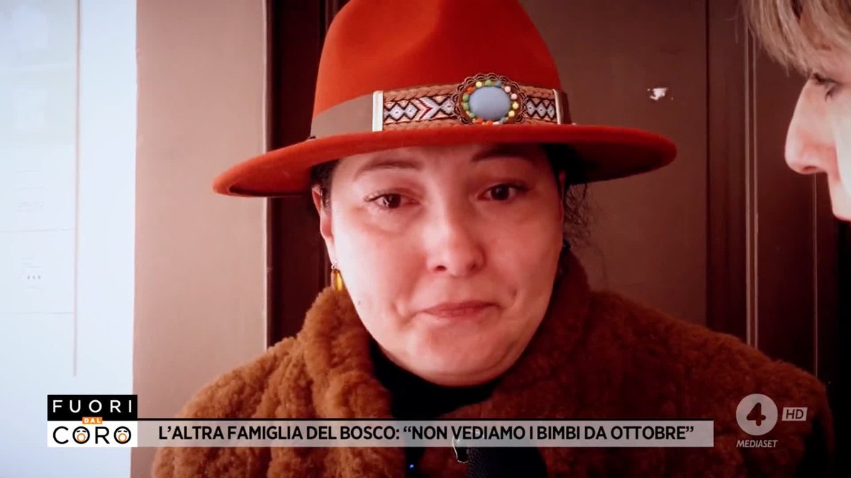 Mamma Nadia è disperata: i suoi figli di 4 e 8 anni sono stati portati via con violenza da forze dell'ordine e servizi sociali. La famiglia, composta da lei, dai due bambini e da papà Harald, viveva nel bosco. Da quel giorno Harald e Nadia non sanno più nulla dei loro bambini.