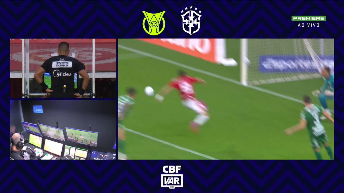 Achou pênalti, torcedor? O VAR chamou, o árbitrou marcou penalidade e Alan Patrick aumentou a vantagem do Internacional contra a Chape.
