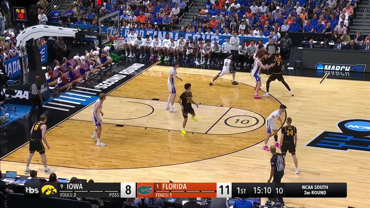 Kael Combs shows off the vision leading to the triple 🎯 #MarchMadness Iowa Men’s Basketball