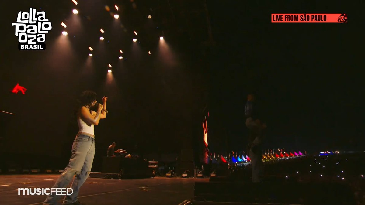 A MAIOR DA CARREIRA! Lorde performando "Team" no #LollaBR.