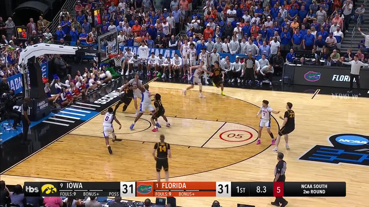 The Hawkeyes take a 2-point lead over Florida into the half 👀 #MarchMadness Iowa Men’s Basketball