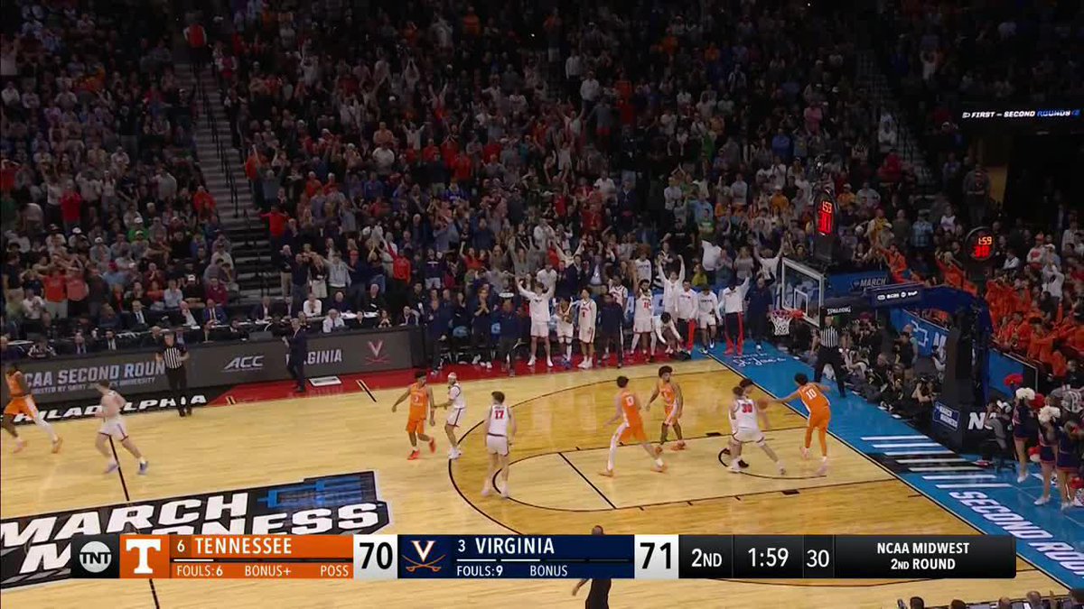 VIRGINIA TAKES THE LEAD 👀 #MarchMadness