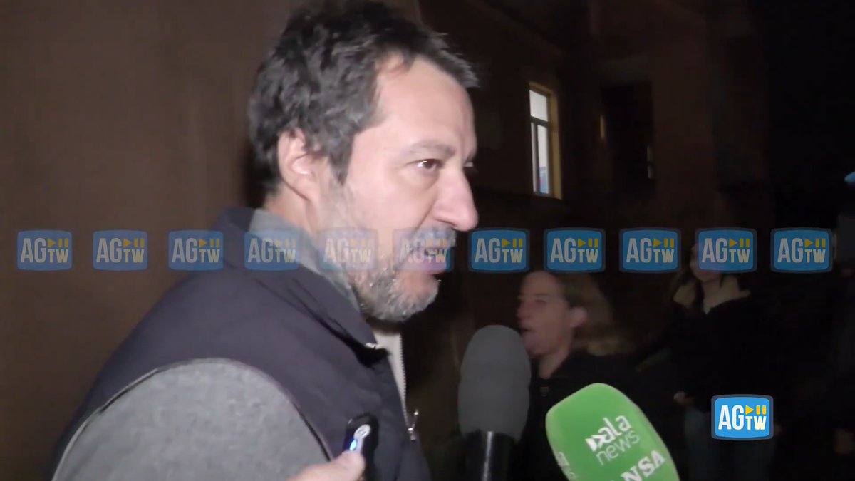 Una signora incrocia Salvini al seggio, fa il verso del vomito e sottolinea a voce "il vomito". Lui replica "buon appetito anche a te, cara"