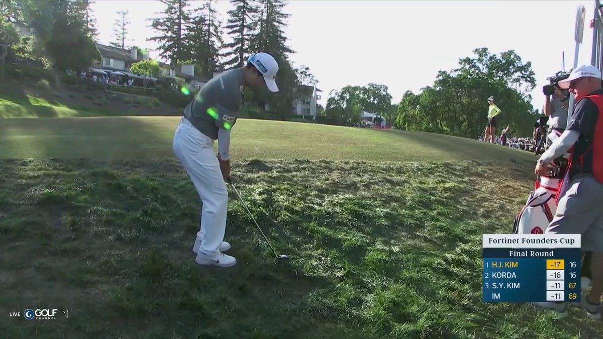 Exceptional work by Hyo Joo Kim pitching from the rough past the green 🤌 She makes par and leads by two heading to 18 after Nelly Korda's bogey