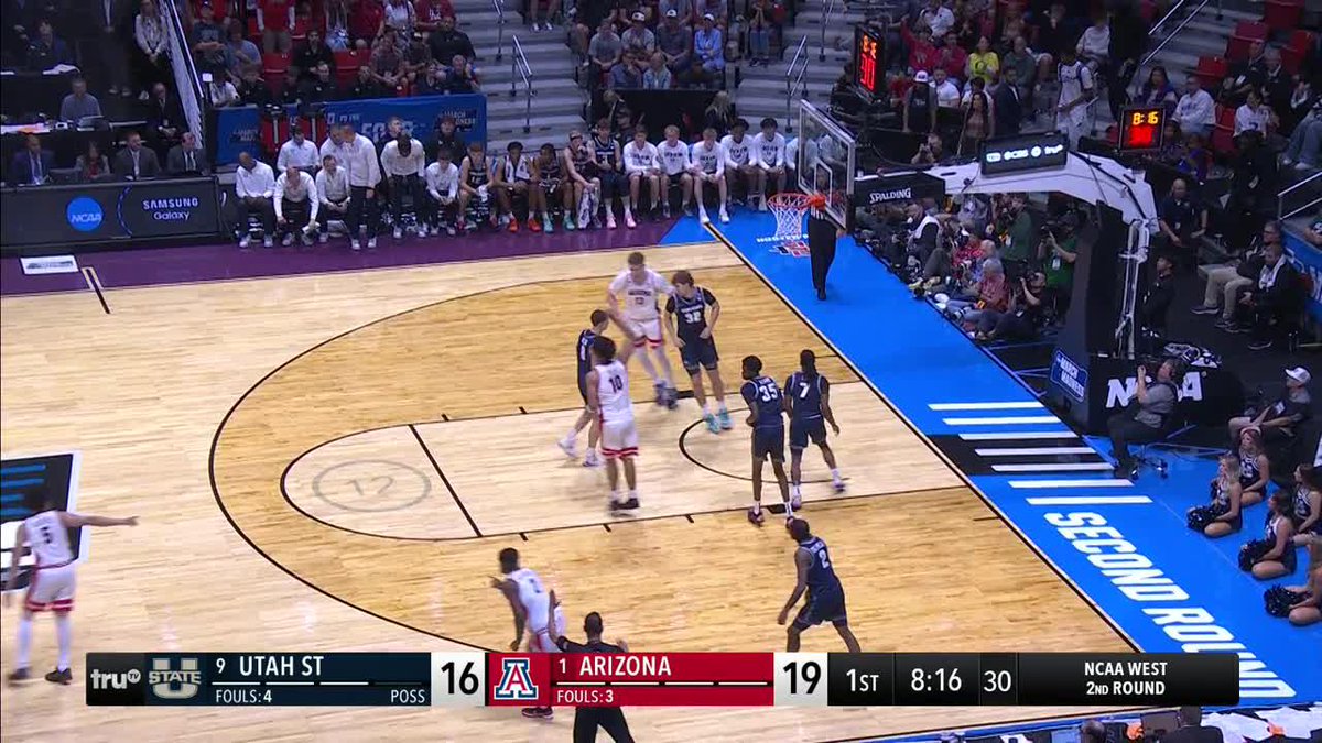 Brayden Burries finds Dwayne Aristode for the triple 👌 #MarchMadness Arizona Basketball