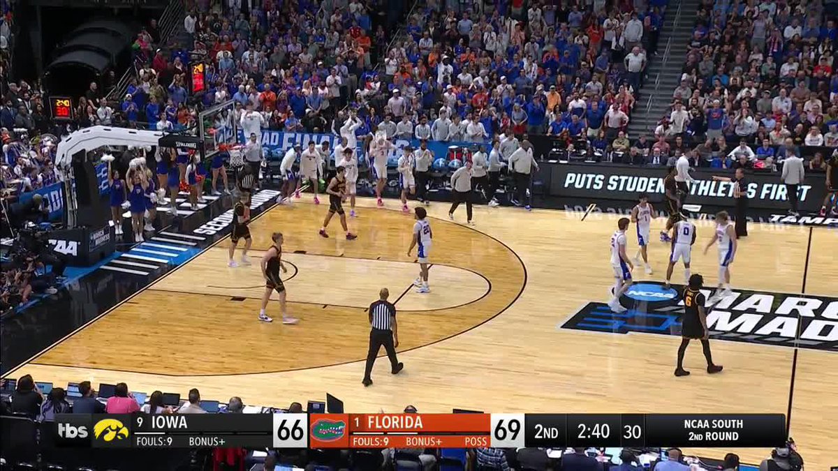 CONDON MAKES IT A THREE POINT LEAD 😳 GET TO TBS FOR THE FINISH 📺 #MarchMadness