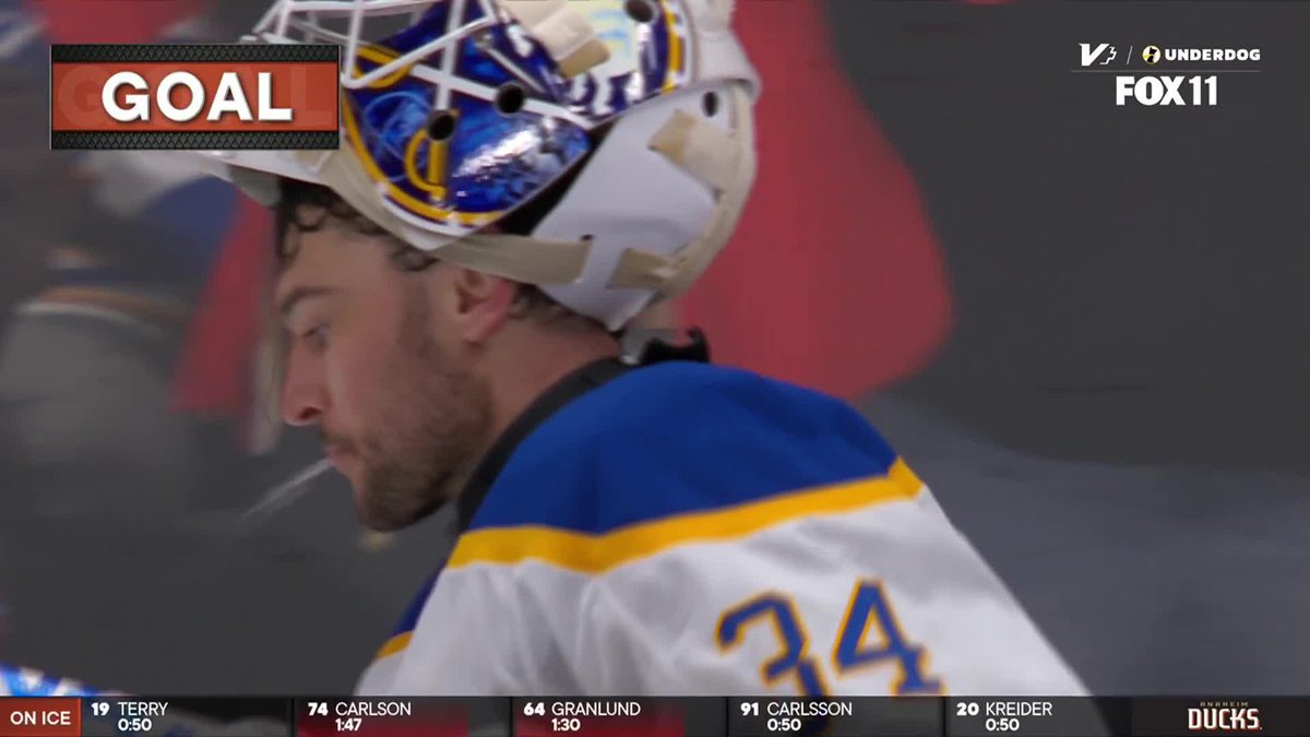 Some ELITE passing by the Ducks and we are tied 5-5 with under 2 to go 🚨🦆