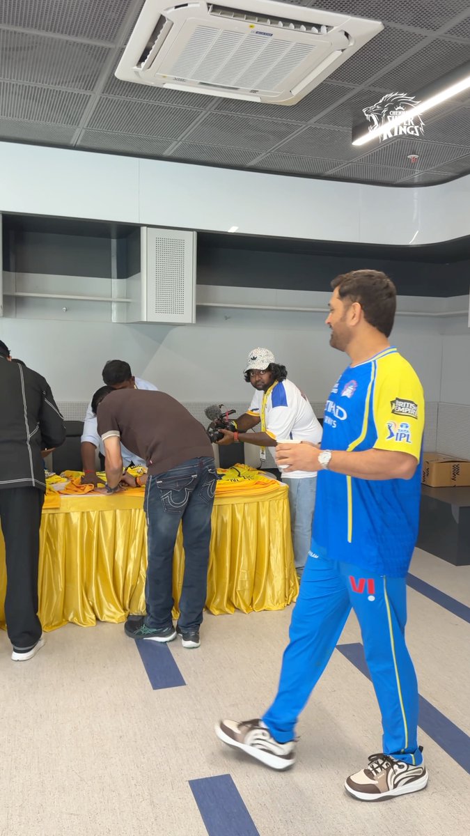 Find a friend who brings you tea in the morning ☕ Chinna Thala already has his 💛 #Roar26 #WhistlePodu