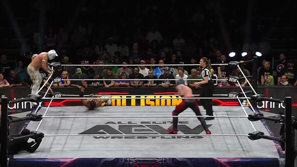 .@CaristicoMX locks in La Mística, making El Clon immediately tap! #AndStill Watch the Slam Dunk Sunday #AEWCollision replay RIGHT NOW on @SportsOnMAX!