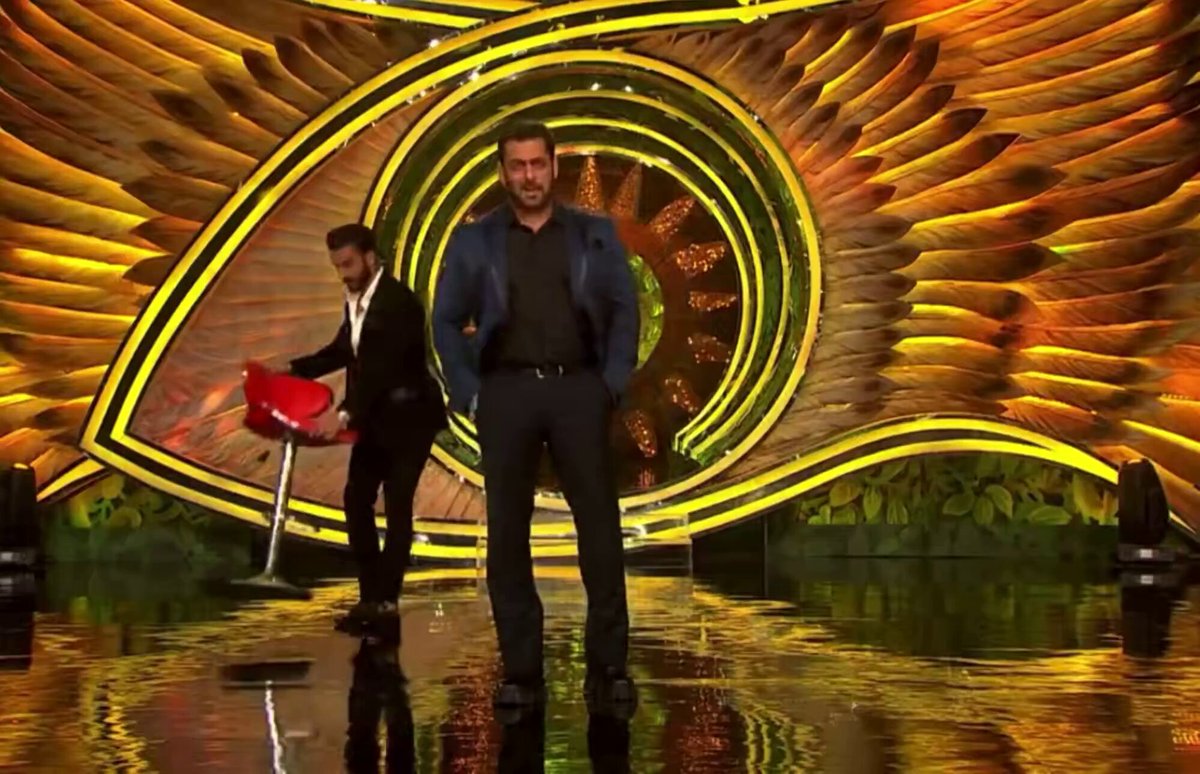 #SalmanKhan : You watched Sultan in Paris in a theater and you climbed onto the stage, started dancing there #RanveerSingh : Sir, I enjoy your films at Gaiety just the same. So what if it’s Paris?