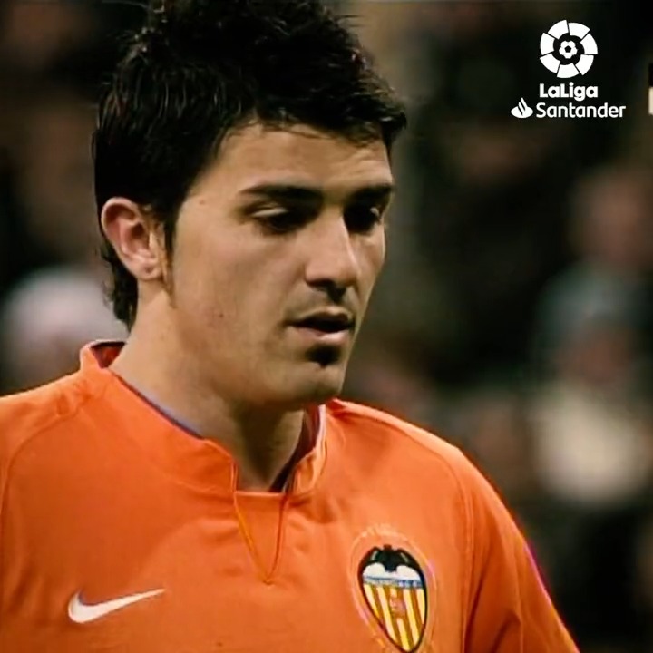 📹 | Hoy se cumplen 1⃣8⃣ años de este 'doblete' de David Villa con el Valencia CF. ⚫️ Fue en un encuentro de #LaLiga (07/08) donde el Valencia CF venció (2-3) al Real Madrid. ⚠️ Ese día, Arizmendi anotó su primer gol ⚽️ con la elástica 'ché'.
