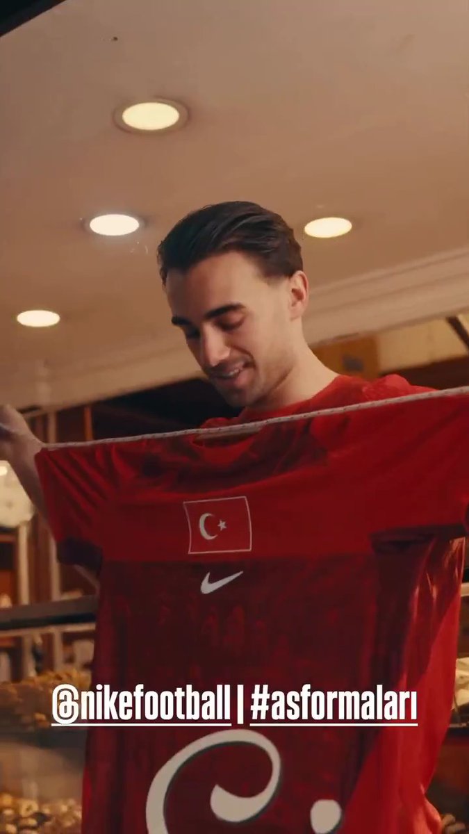 Milli Takım'ın yeni formasıyla Yunus Akgün