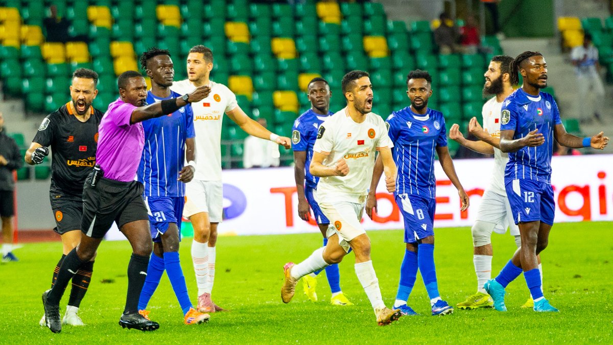 وفي مهزلةٍ أخرى من مهازل الكاف، الحكم يُلغي هدفًا صحيحًا للهلال السوداني ويمنح ضربة جزاء خيالية لبركان ليتأهل إلى نصف النهائي. لا أدري لماذا تُصرّ الفرق على اللعب في هذه البطولات، لماذا لا تُمنح كل الألقاب مباشرة لفرق الزريبة الغربية وننتهي من إضاعة الوقت