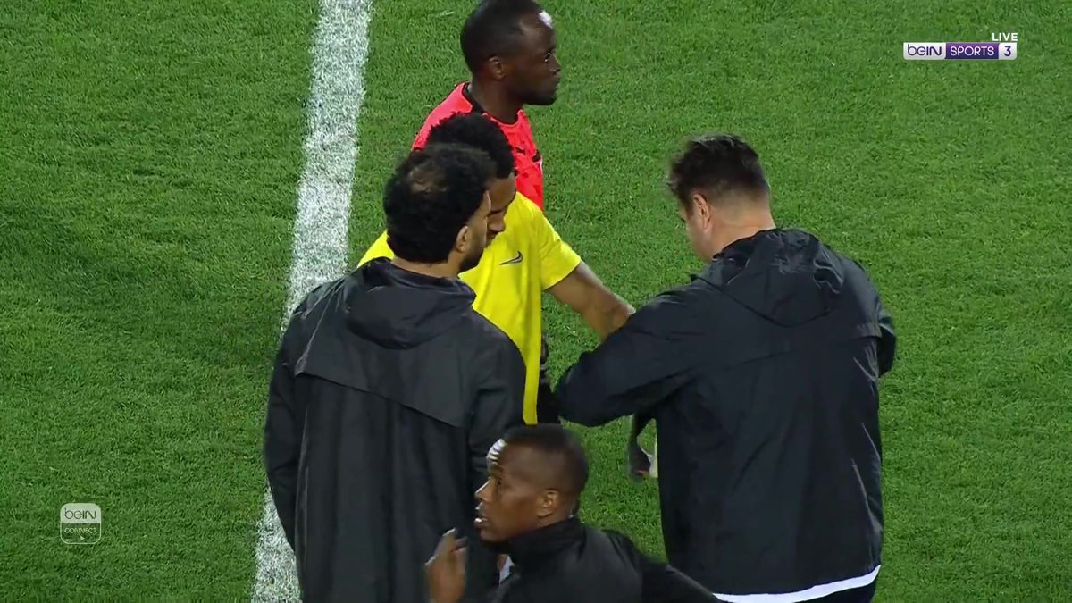 مهاجم الزمالك المصري يضطر لكي يذود عن مرمى فريقه ليكون هو الحارس وقد ابدع فعلاً 😳🧤