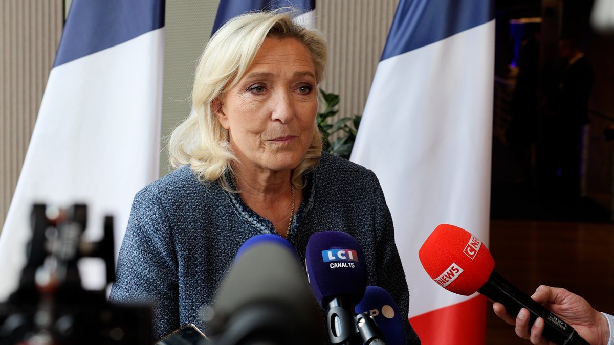 Je retiens de Lionel Jospin cette franchise, cette lucidité lorsqu'il disait postérieurement à l'élection présidentielle de 2002 qu'il fallait en finir avec le cirque antifasciste. Il était par ailleurs un adversaire politique, nous avons combattu ses idées et sa politique, mais combattre un adversaire politique ne veut pas dire qu'on lui manque de respect.