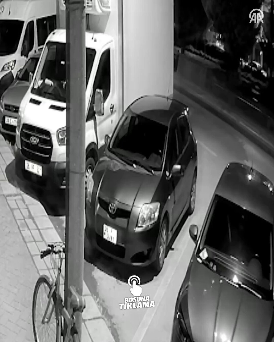 Eskişehir'de bir otomobili iterek çalmaya çalışan 3 şüpheli yakalandı. • Zanlıların başka bir aracı daha çaldıkları ortaya çıktı. • Araçlar sahiplerine teslim edildi.