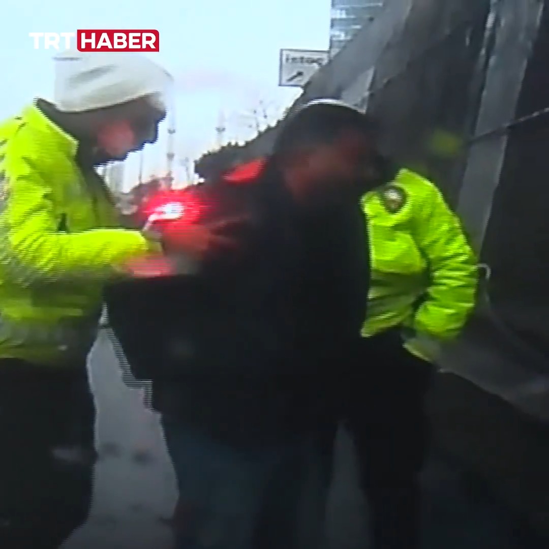 İstanbul’da araba kullanırken boğazına şeker kaçan sürücü, polis memurunun Heimlich manevrasıyla kurtarıldı.