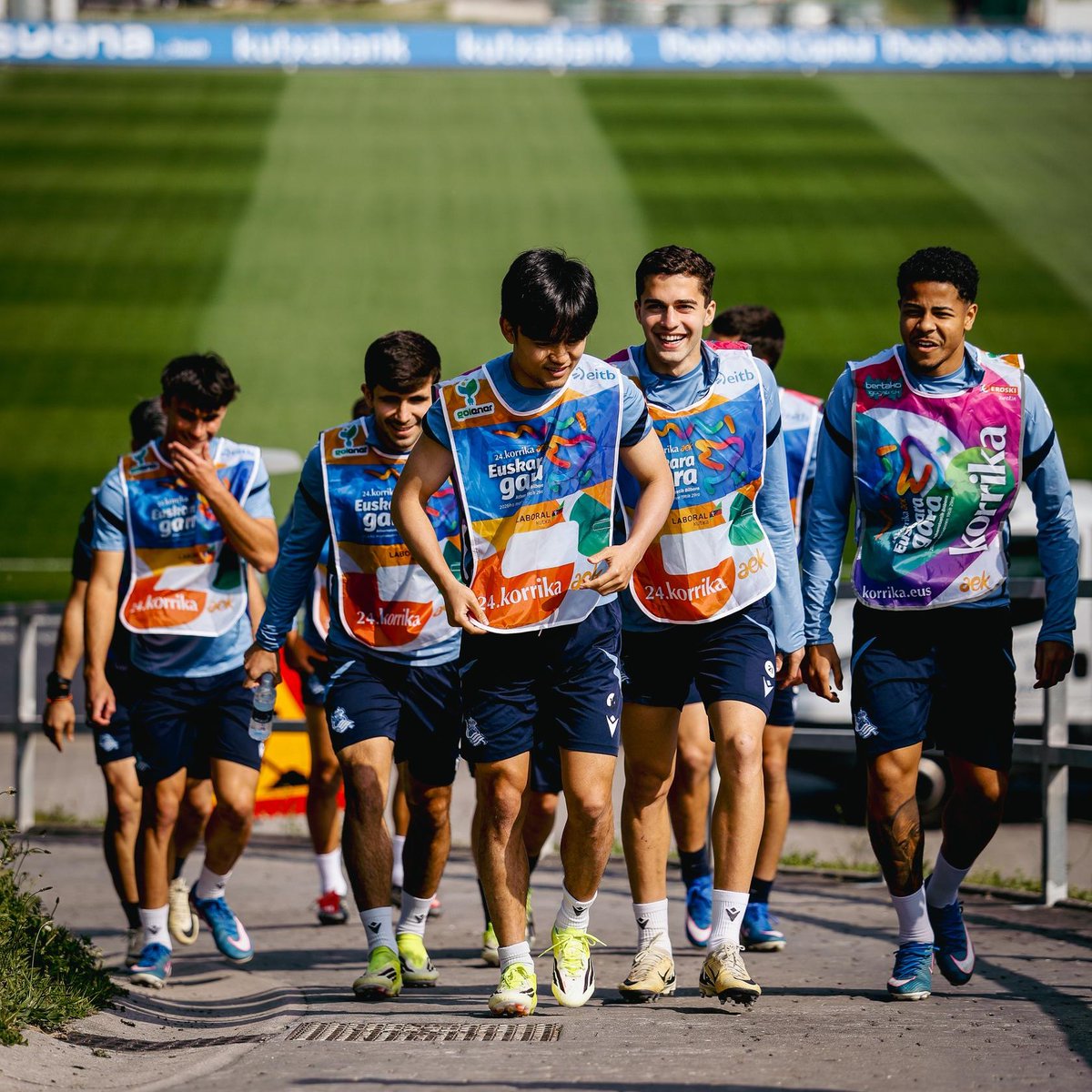 🏃 Reala, 𝐊𝐨𝐫𝐫𝐢𝐤𝐚rekin bat! 💙 Gizonezkoen eta emakumezkoen lehen taldeek, Sansez gain, AEK-KORRIKA-ko petoekin egin dituzte entrenamenduak. 🔜 Asteazkenean Anoetan ikusiko dugu elkar! (11:13).