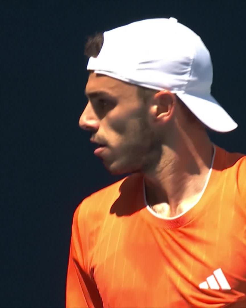 Cerundolo BAGELS Medvedev?! 😳 The Argentine takes the opener 6-0 against one of the most in form players this season #MiamiOpen