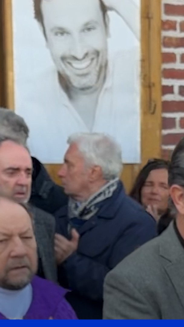 💬 "On n'a pas envie de te dire au revoir, mais on avait envie de te dire merci" ➡️ L'hommage de Jean Dujardin à Bruno Salomone lors des obsèques de l'acteur