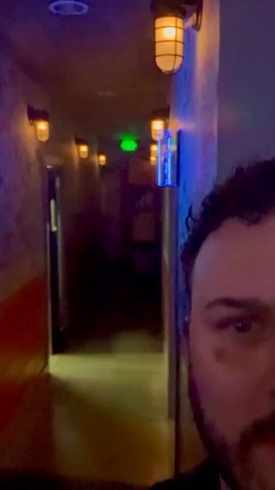 Connor se la pasaba tocando a Hudson TODO EL TIEMPO JAJAJSJA no lo soltaba para nada... Con razón muchos del bar gay pensaban que era pareja, además Connor sabía lo de ESE rumor y no iba a dejar que ningún tword se acercará a H JAJSJSJS
