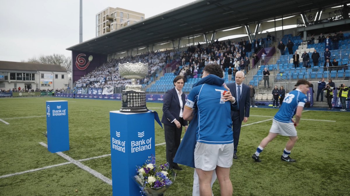The drought is over! 🙌 Here's the moment Andrew McGauran lifted the Bank of Ireland Leinster Rugby Boys Schools Senior Cup trophy for St Mary's College 🇸🇴 🏆 📰 Read the match report: #NeverLessThanEverything