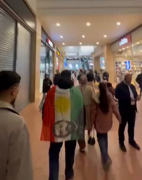 Aynı şahıs AVM’lerde provokasyona devam ediyor. Ben burada elime Atatürk bayrağı alıp bağırsam video çeksem gözaltına alınırım tutuklanırım hatta belki saldırıya uğrarım